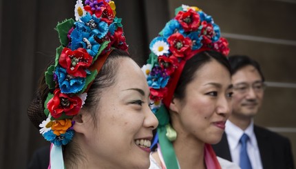 В Японии гейши надели вышиванки и веночки для Порошенко