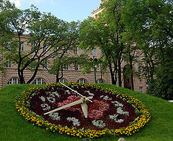 В Киеве началась установка цветочных часов 