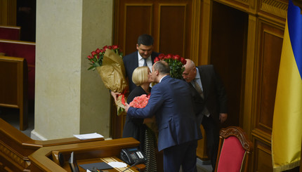 Розы, объятия и поцелуи в губы. Геращенко, Гройсмана и Парубия поздравили с назначениями
