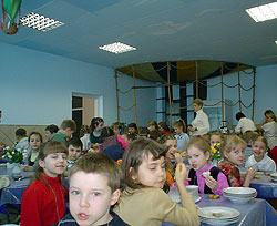 Керченских школьников кормят запрещенным кетчупом 
