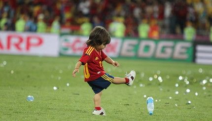 Дети футболистов сборной Испании радуются победе! 