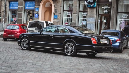 По улицам Одессы рассекает Bentley Brooklands Черновецкого?
