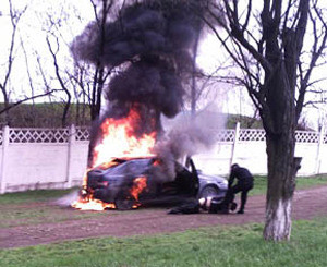 Спасатели в последний момент вытащили водителя из горящей машины 