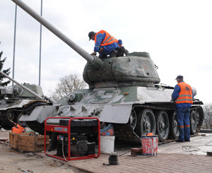 Ко дню Победы Донецку подарили два танка 