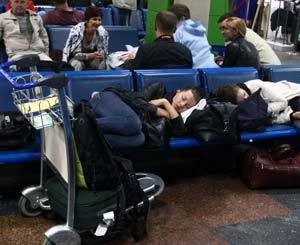 Украинцы в ожидании вылета живут в аэропорту впроголодь 