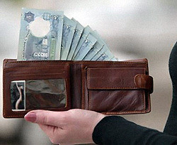 Украинцам выплачивают долги по зарплатам 