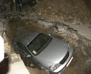 В Мариуполе автомобиль вместе с водителем и пассажирами провалилось в коммунальную яму фото