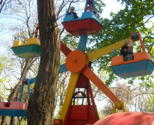 В Мариупольском парке дети застряли на колесе обозрения 