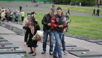 День Победы во Львове: цветы на солдатских могилах, молитва ветеранов и усиленные меры безопасности