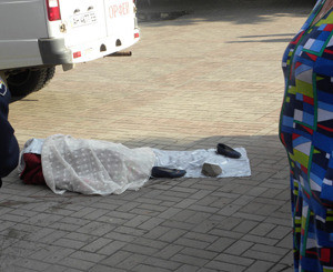 В Мариуполе пожилая женщина выбросилась из окна на другую женщину 