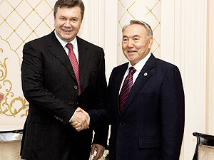 Янукович поздравил Назарбаева с юбилеем и готовится к собственному