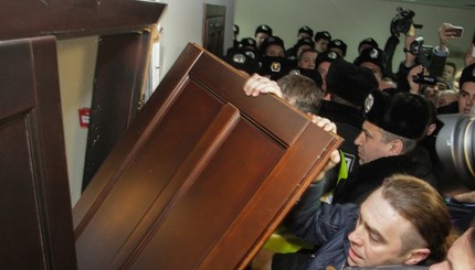 Заседание Киевсовета закончилось штурмом зала заседаний 
