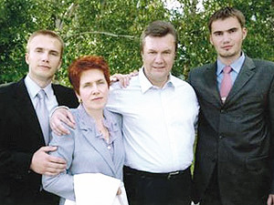 Первым Януковича поздравил Виктор Янукович-младший