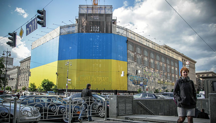 Фасад ЦУМа обтянули украинским флагом