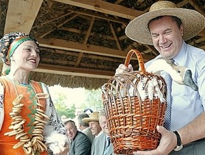 Янукович купил на Сорочинской ярмарке хлеб и колбасу