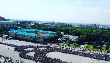 Харьковские велосипедисты выстроились в живой символ города