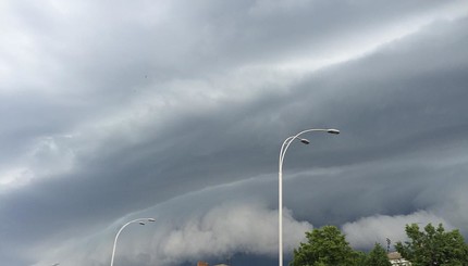 В небе над Черниговом зависла гигантская волна из облаков