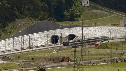 В Швейцарии открыли самый длинный тоннель в мире 