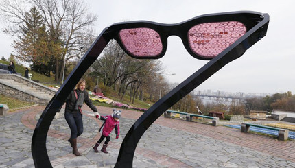 В Киеве появились трехметровые розовые очки