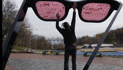 В Киеве появились трехметровые розовые очки