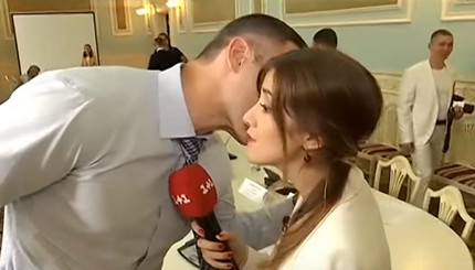Кличко расцеловал журналистку во время интервью