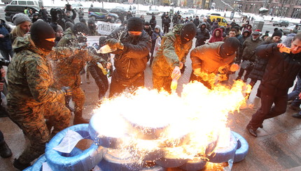 Под мэрией в Киеве зажгли шины 