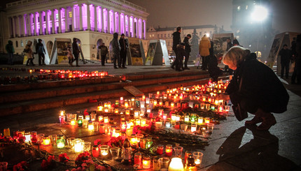 На Майдане почтили память погибших в Мариуполе