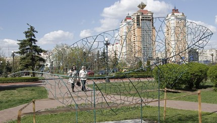 В Киеве на Оболони появился новый арт-объект: эко-скульптура в форме листа