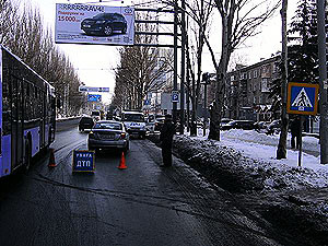 В центре Донецка легковушка сбила первоклассника и его няню