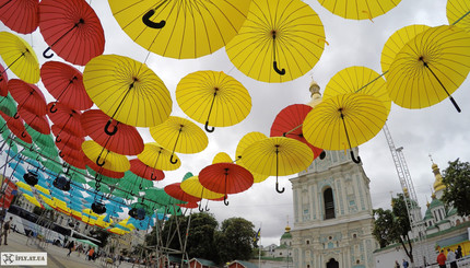 Ко Дню Киева Софийскую площадь укрыли зонтами 