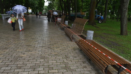 В парке Шевченко поставили новые скамейки