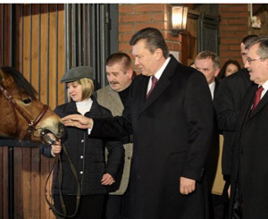 В Польше Януковичу подарили уникальных коней