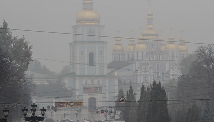 Густой туман окутал Киев