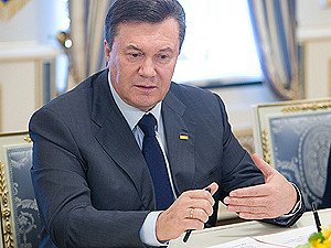 Янукович впервые появился на людях после операции на колене