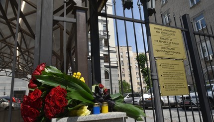 Украинцы почтили память жертв террористической атаки в Стамбуле
