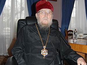 Старейшему митрополиту Украины - 90: Пишет стихи, знает 18 языков и увлекается вышивкой 