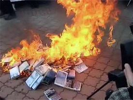 В Крыму сожгли сотни учебников по истории Украины 