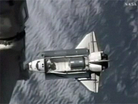 Шаттл Discovery добрался до космической станции