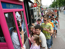 Любители поболтать по телефону устроили флеш-моб в центре Киева