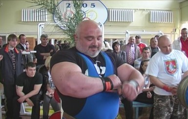 Священник из Одессы установил мировой рекорд по жиму штанги