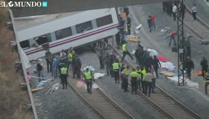 В Испании поезд сошел с рельсов и перевернулся: около 80 погибших