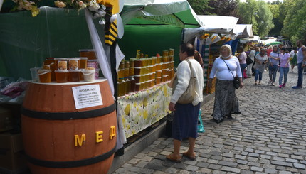 Медовая ярмарка в Лавре: цены кусаются 