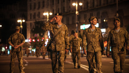 Репетиция военного парада на ночном Крещатике 
