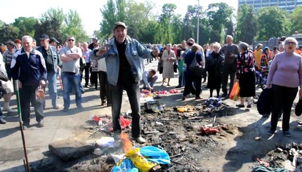В Одессе агрессивные бабушки сожгли флаг Украины