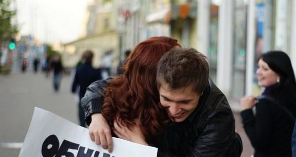 На выходных в Донецке можно будет бесплатно пообниматься и посмотреть эротику