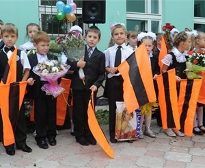 Донецкие первоклашки вместо цветов на линейке держали флаги 