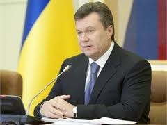 Янукович выдаст стипендии школьникам за хороший украинский