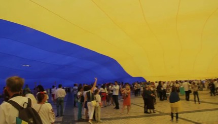 Софиевскую площадь накрыли самым большим флагом в Украине 