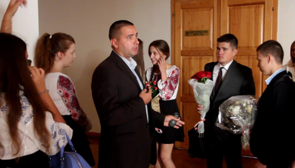 Дети президента Украины пришли в школу без родителей, но с охраной