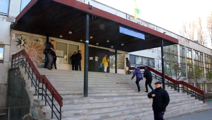 В Днепропетровске избирателей встречают гимном